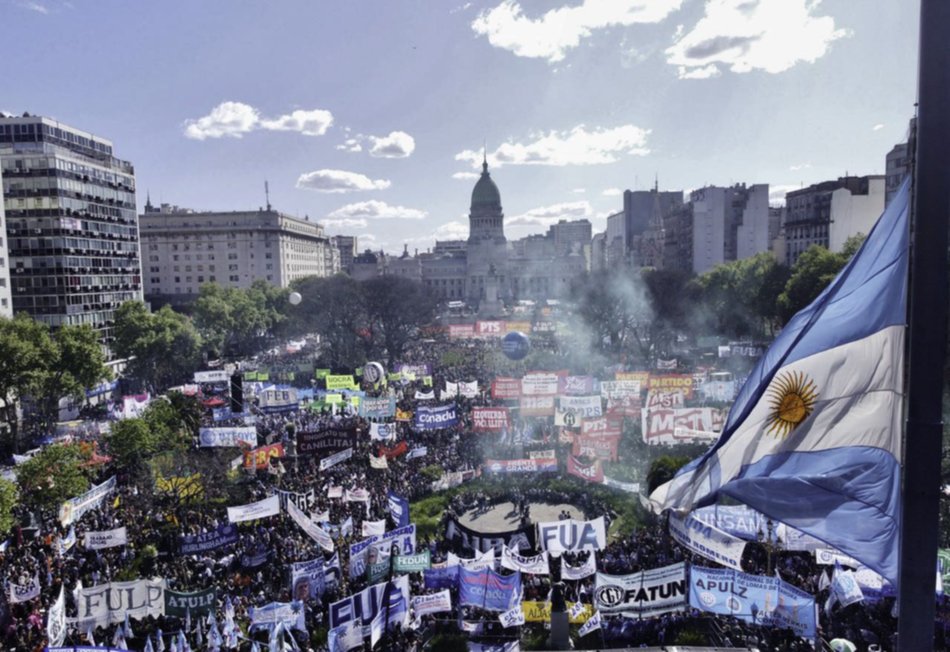  Una multitud volvió a marchar contra el ajuste de Milei a la universidad