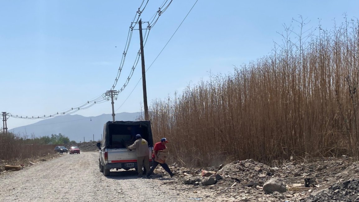 Piden limpieza y urbanización de una calle en zona sur
