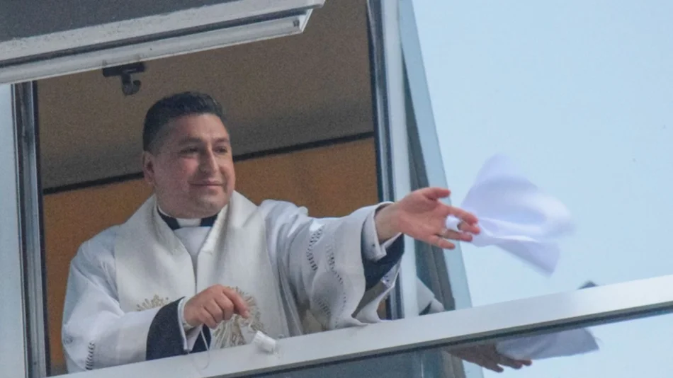 La conmovedora historia en el último adiós al padre Javier Romero:  "Yo era campanero y lo traje a tocar"