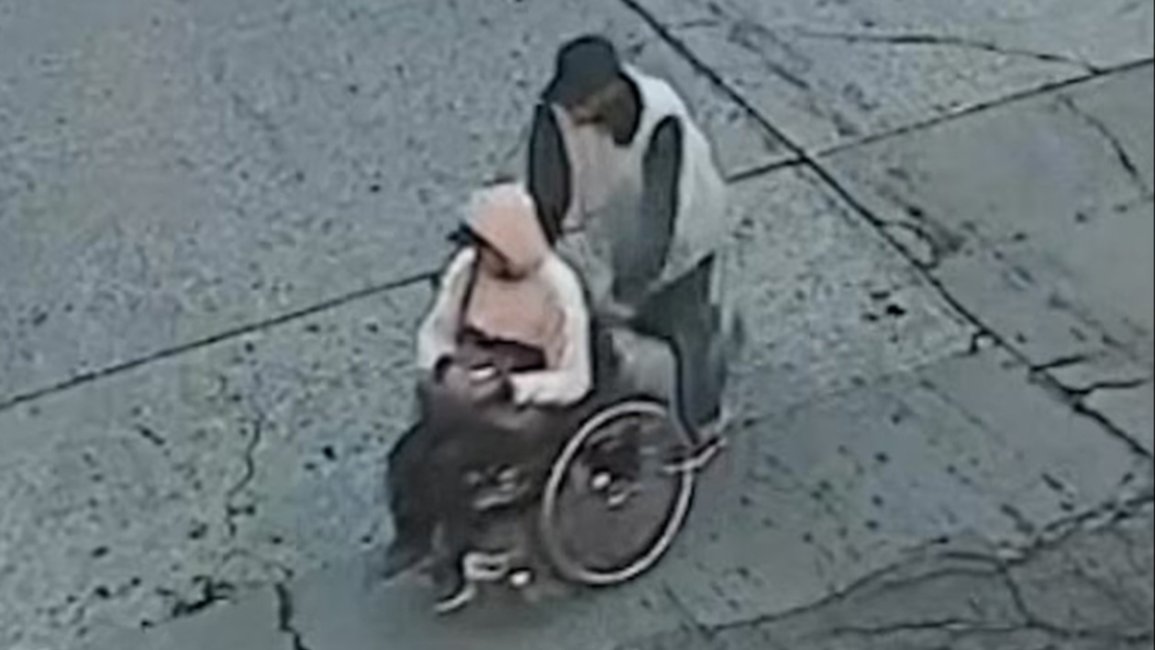 Ladrón sale a robar en silla de ruedas, junto a su cómplice