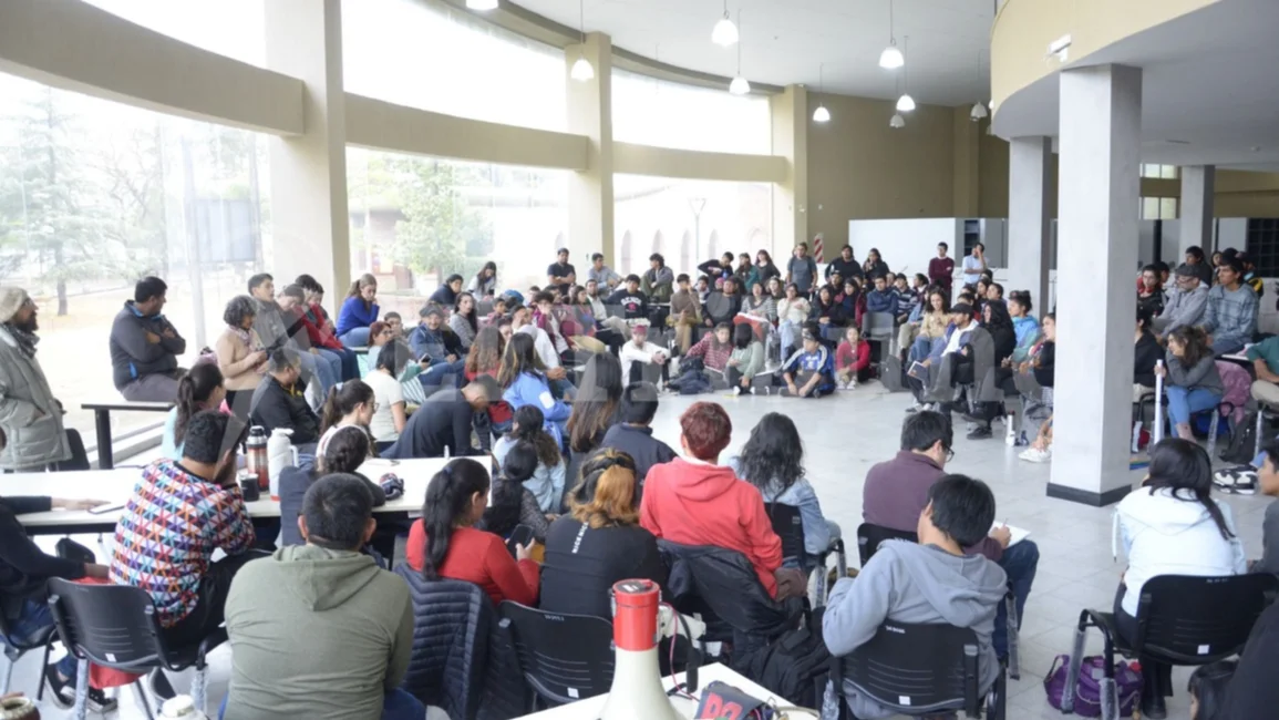 VIDEO. Estudiantes y docentes mantienen la toma del Rectorado de la UNSa
