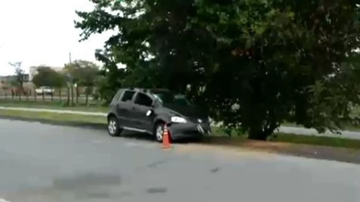 Chocó y volcó en Av. Paraguay, a la altura de la rotonda de Limache