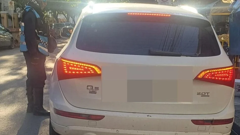 Circulaba en un auto de alta gama por el centro de la ciudad cuando le retuvieron el vehículo por un pedido de secuestro