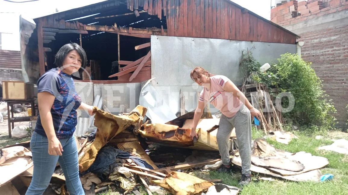 VIDEO. Un incendio destruyó el hogar de un adulto mayor en el barrio El Parque 