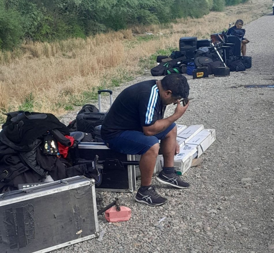 La combi del grupo Red volcó en Cabeza de Buey: hay ocho heridos y varios vehículos involucrados 