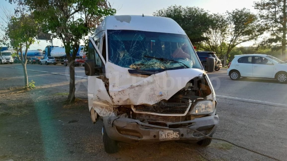 La combi del grupo Red volcó en Cabeza de Buey: hay ocho heridos y varios vehículos involucrados 