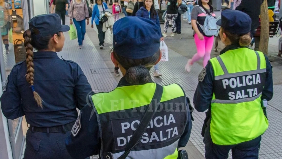 Dos motochorros intentaron robarle a una mujer policía 