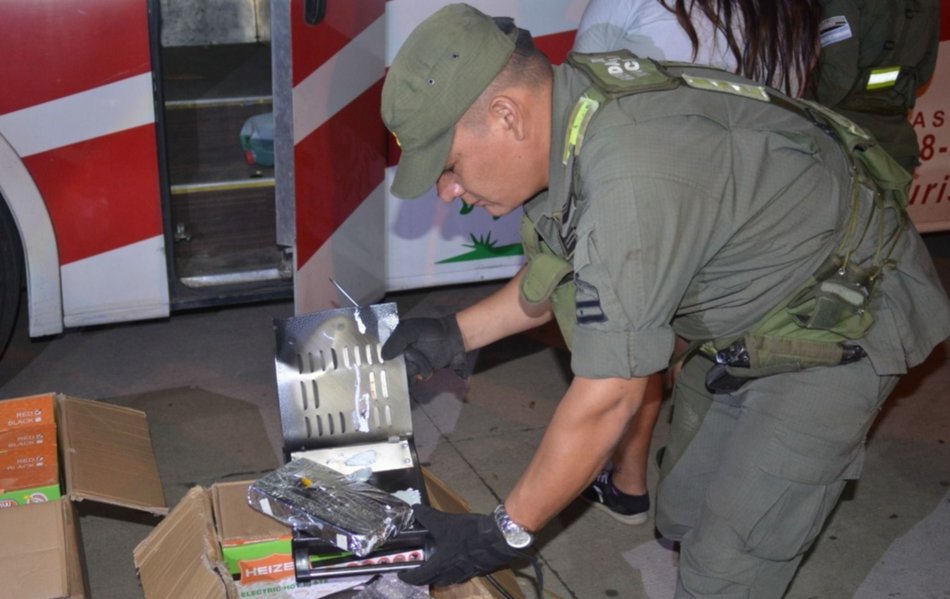 Un colectivo que salió desde Aguas Blancas fue requisado por Gendarmería en Santiago y secuestraron 44 kilos de cocaína