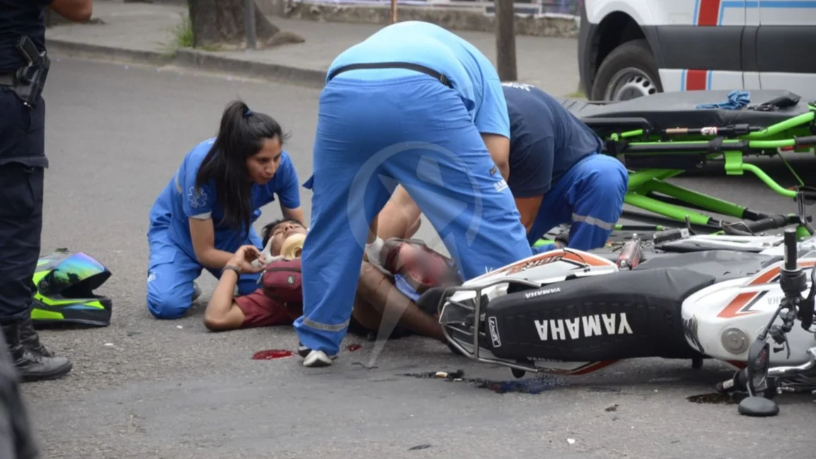 Un motociclista resultó herido gravemente tras un choque en pleno centro