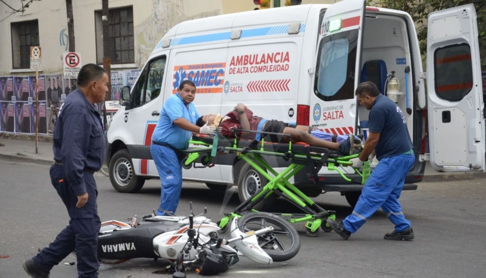 Un motociclista resultó herido gravemente tras un choque en pleno centro