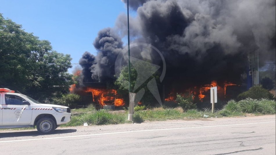 VIDEO. Voraz incendio en el ingreso de Güemes: el fuego arrasó con varios colectivos