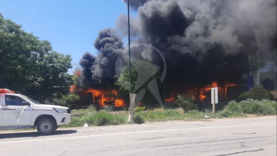 VIDEO. Voraz incendio en el ingreso de Güemes: el fuego arrasó con varios colectivos