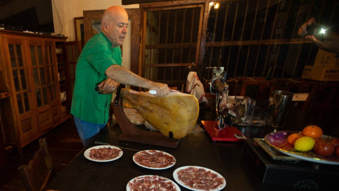 El jamón de bellota que se hace en Cerrillos igual que en España   