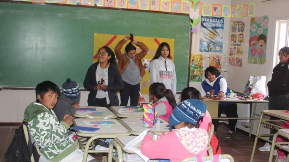 Volvió a su escuelita de montaña, para enseñarles a los chicos a reciclar
