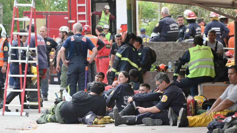 Derrumbe en Villa Gesell: hay un muerto y continúa el trabajo de los rescatistas