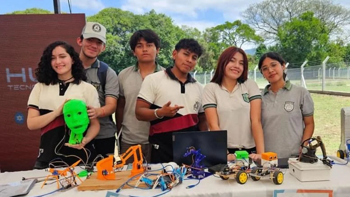 La escuela Nikola Tesla de Güemes creó el primer robot humanoide