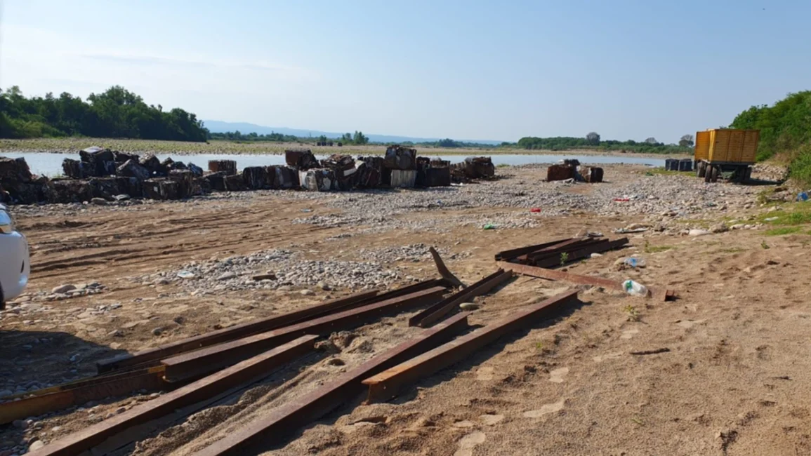Allanan finca del intendente de Morillo, Atta Gerala,  en investigación por robo de rieles