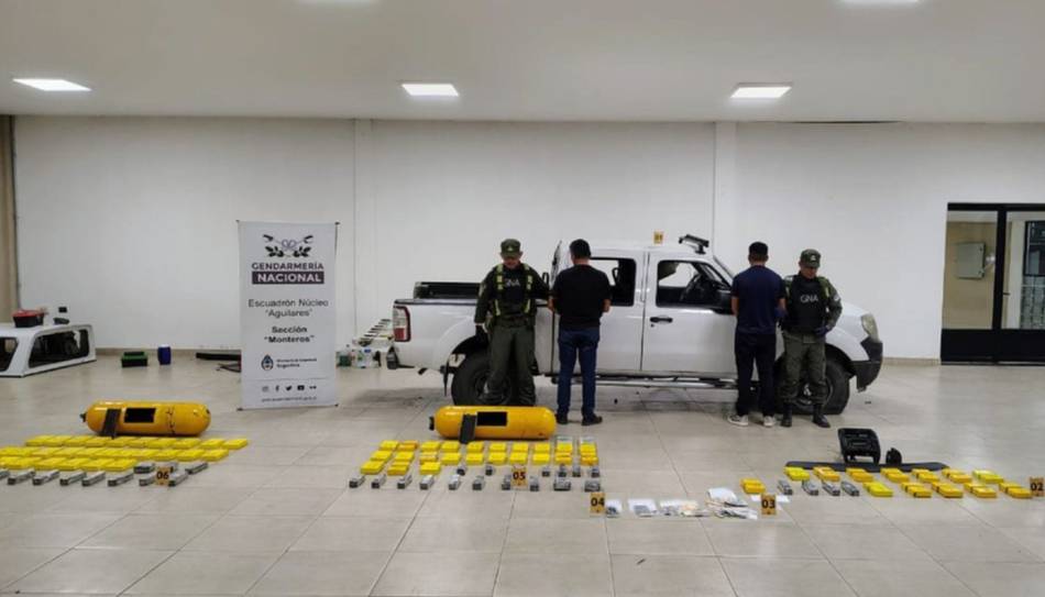 Descubren 86 kilos de cocaína ocultas en tubos de GNC que viajaban desde Cafayate a Tucumán con el sello del clan Castedo- Descubren 86 kilos de cocaína ocultas en tubos de GNC que viajaban desde Cafayate a Tucumán con el sello del clan Castedo