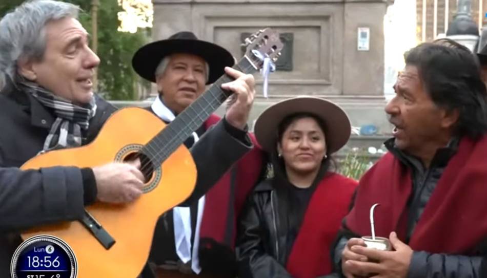VIDEO. Francos bajó a saludar a Sáenz, luego apareció Facundo Saravia y se armó una guitarreada en la Rosada