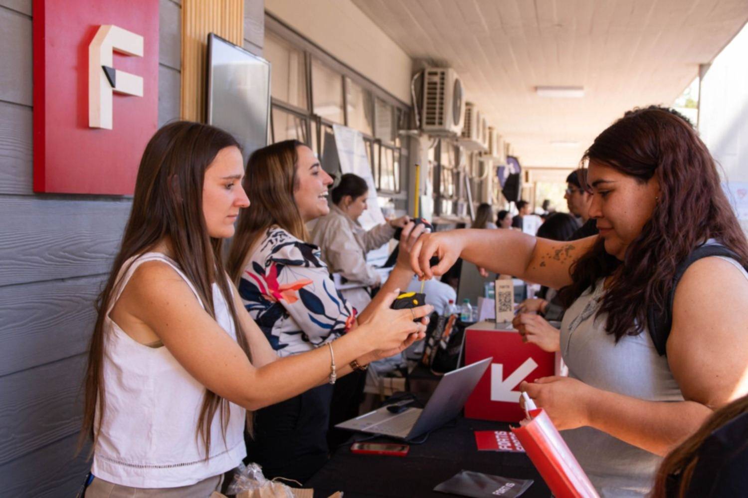 Puente hacia el futuro: UCASAL reunió a más de 75 empresas en su Feria de Empleabilidad