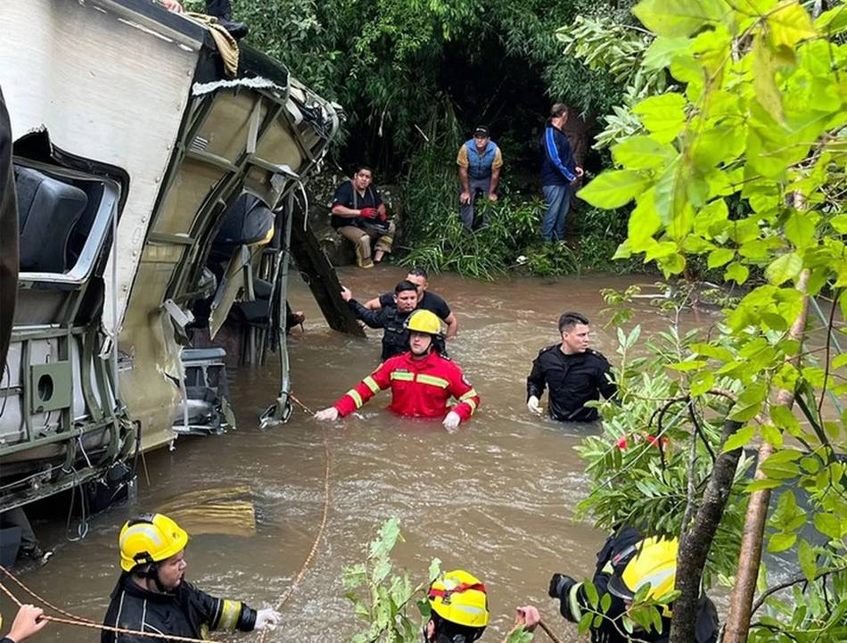 Misiones: nueve muertos al caer un micro a un arroyo- Misiones: nueve muertos al caer un micro a un arroyo