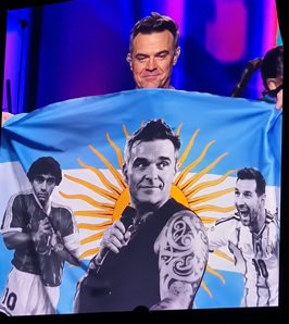 Robbie Williams volvió a la Argentina después de 20 años y homenajeó a Maradona y Messi