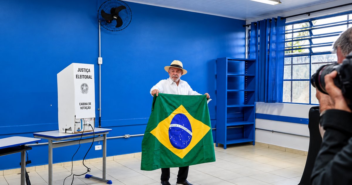 Elecciones en Brasil: Lula votó y llamó a elegir entre la democracia y la barbarie