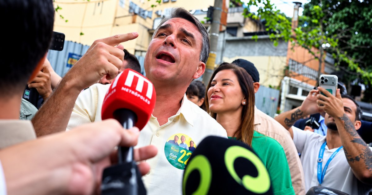 Flávio Bolsonaro votó en Brasil y lanzó un fuerte mensaje contra Lula: Quiero ganar para garantizarles la libertad