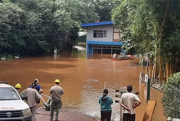 Crecida del Paraná: el agua entró a Corrientes y hay cientos de evacuados 