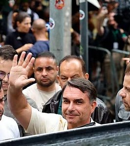 Bolsonaro votó en Río de Janeiro y aseguró que “llegó el momento de cambio”