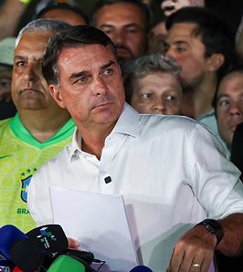 Retuvieron un avión en Puerto Iguazú ante sospechas de un intento de fuga de Flávio Bolsonaro a Estados Unidos