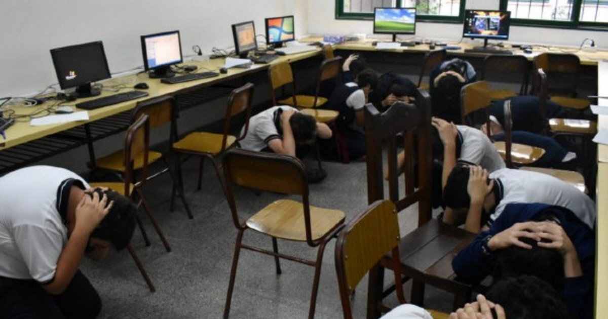 Las escuelas deben realizar al menos dos simulacros de evacuación por año