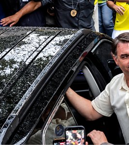 El Gobierno confirmó que Flavio Bolsonaro escapó de Brasil por Argentina y viajó en un avión privado hacia Estados Unidos