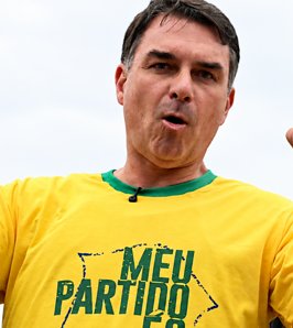 Flávio Bolsonaro aterrizó en Ecuador tras escapar de Brasil por Argentina y continúa su viaje hacia Estados Unidos
