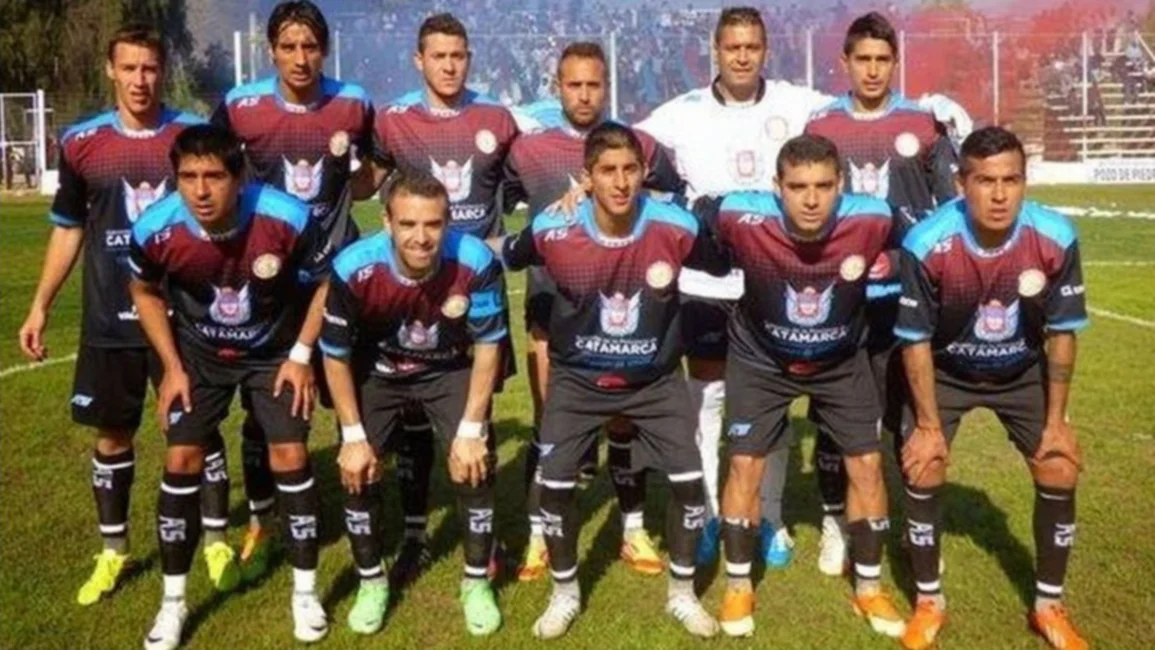 Atlético Paraná vapuleó a Unión Aconquija en la primera semifinal