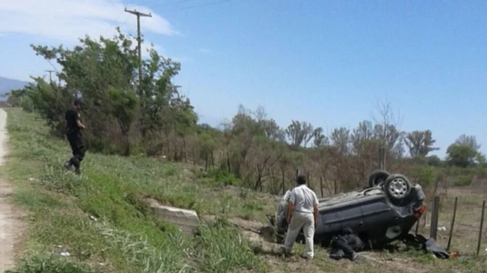 Volcó y se salvó por llevar puesto el cinturón de seguridad