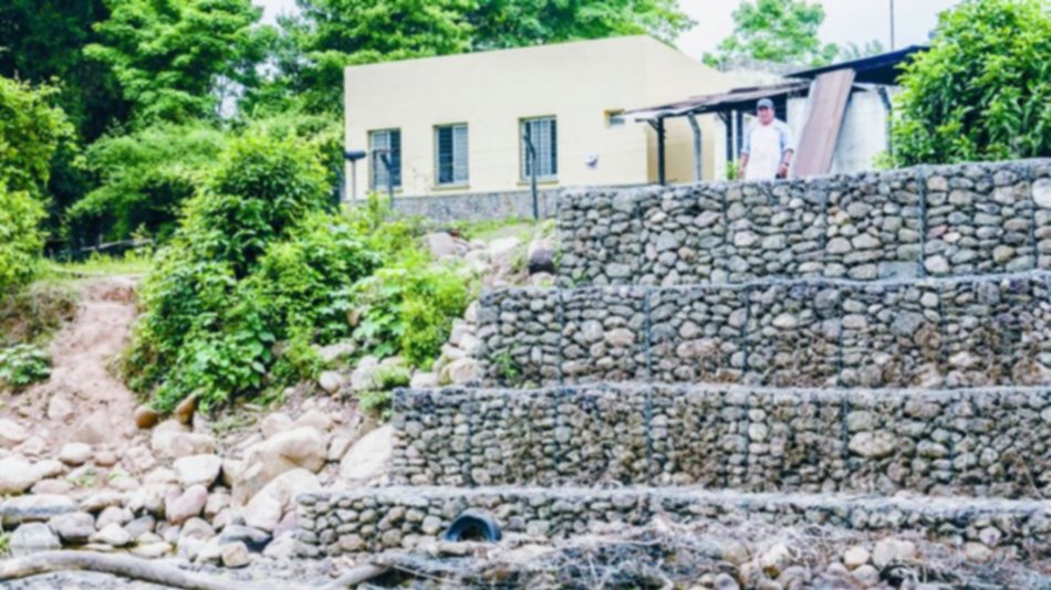Una escuela rural podría no resistir las lluvias