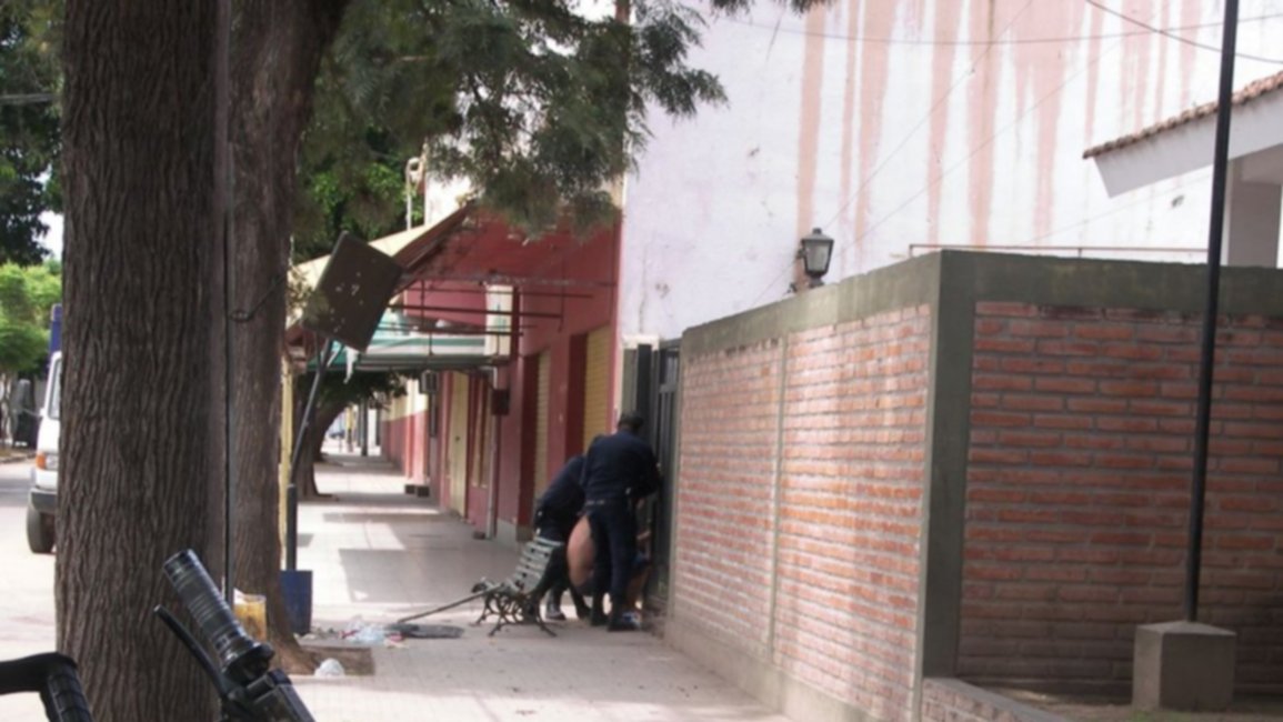 Golpiza contra un joven adicto en una comisaría de Tartagal