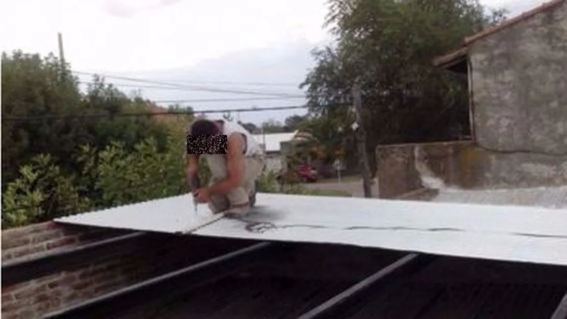 Atraparon a un sujeto en el momento en que destechaba la casa de un policía