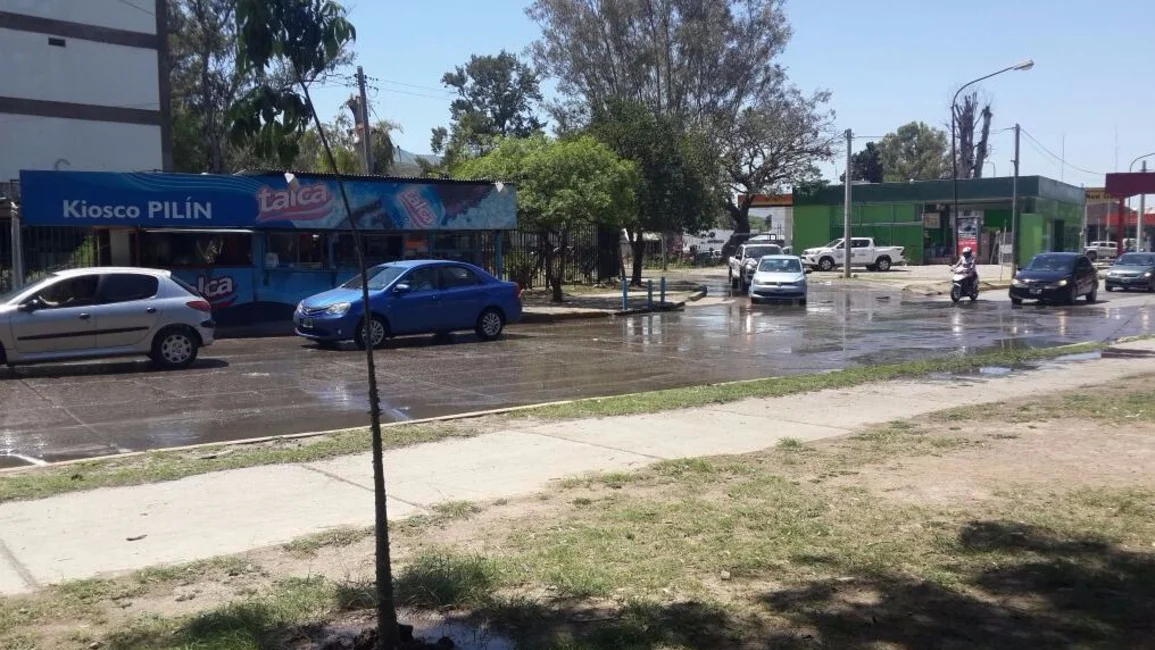 Miles de litros de líquidos cloacales se deslizan en la zona la terminal de ómnibus 