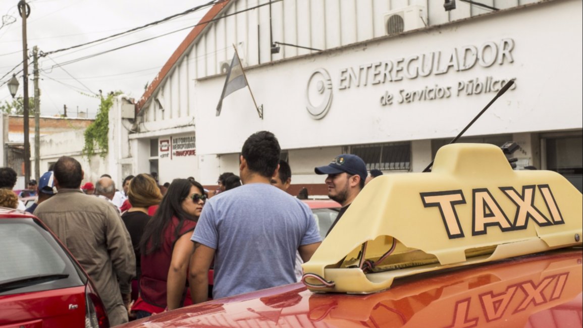 Para afrontar costos, taxis  piden subir un 20% la tarifa 