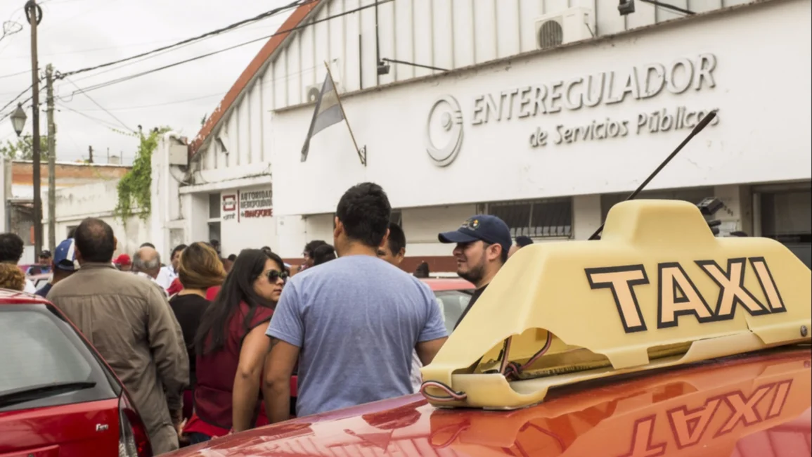 Para afrontar costos, taxis  piden subir un 20% la tarifa 