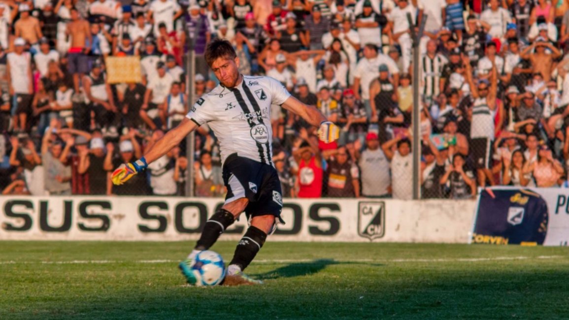 Maino fue el héroe de los penales y "reconquistó" a los hinchas de Central Norte