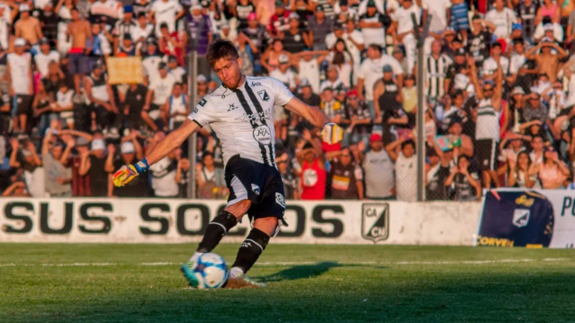 Maino fue el héroe de los penales y "reconquistó" a los hinchas de Central Norte