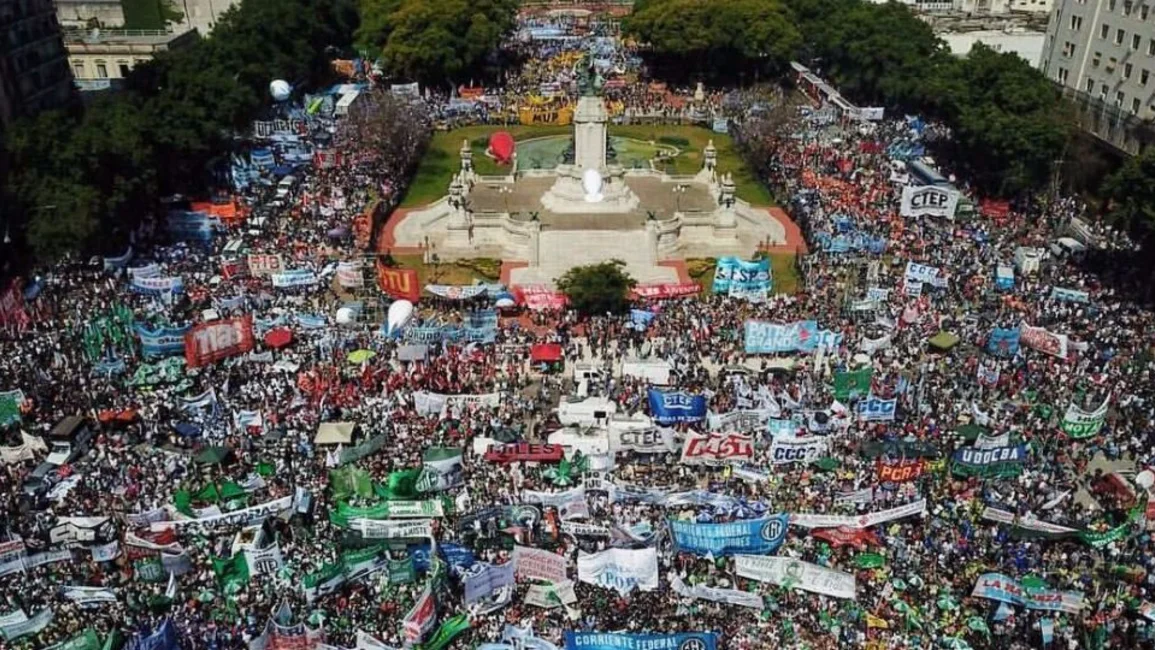 Masiva marcha contra las reformas y un duro mensaje a la CGT 