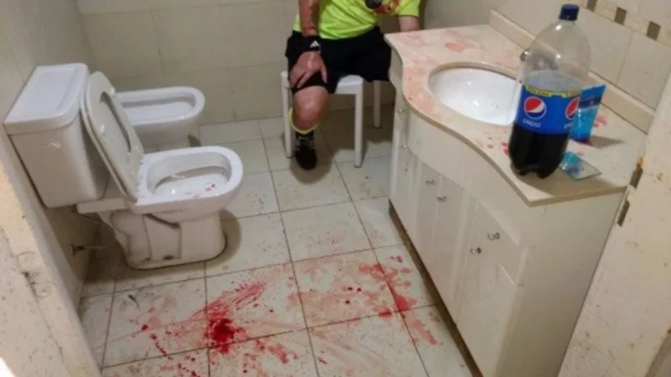 VIDEO: Terrible golpiza a un árbitro en un partido del Federal B en Pergamino
