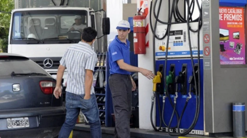 Bajó el dólar y el petróleo, pero aplican otra suba a las naftas: esta vez va del 5 al 7% 