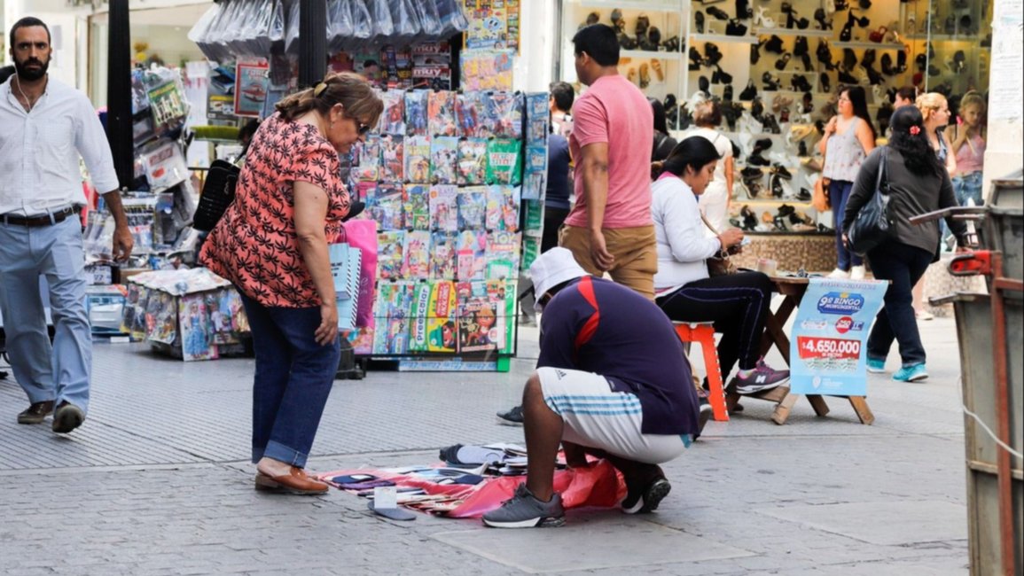 Denuncian que manteros no acatan el horario permitido 