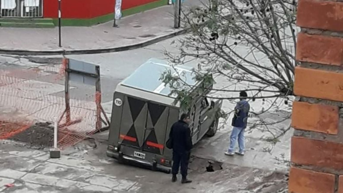 Dos autos quedaron atrapados en una tremenda zanja provocada por las obras en el canal del Tineo