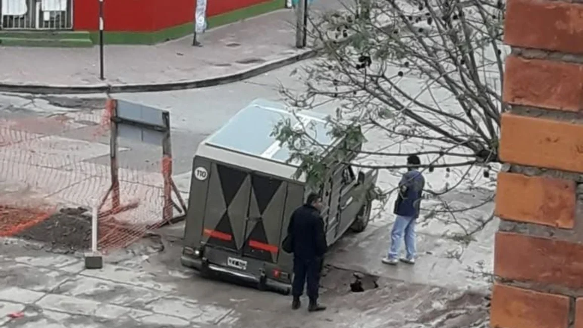 Dos autos quedaron atrapados en una tremenda zanja provocada por las obras en el canal del Tineo
